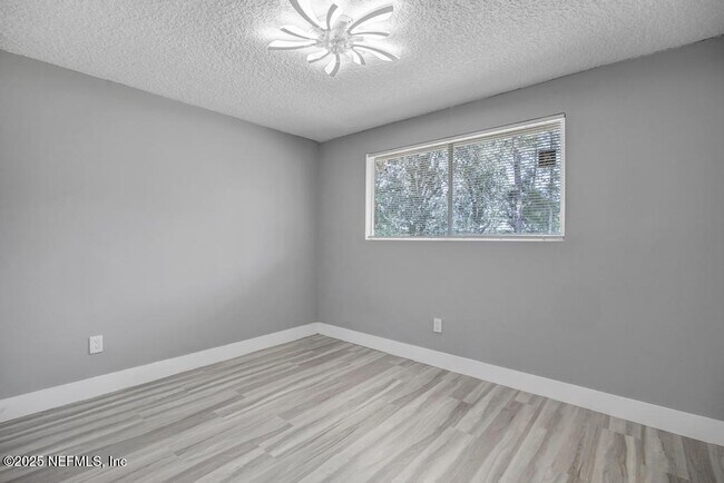 Building Photo - 1215 Bluehill Dr N