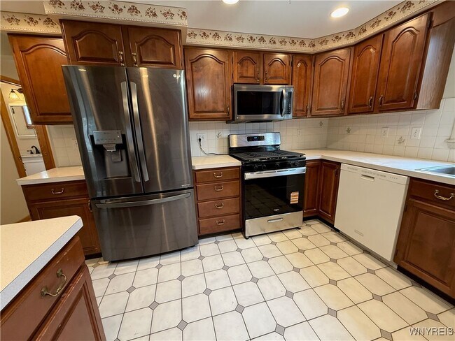Building Photo - 437 Springville Ave