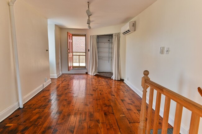 Building Photo - Charming 3 Bedroom on Verbeke St