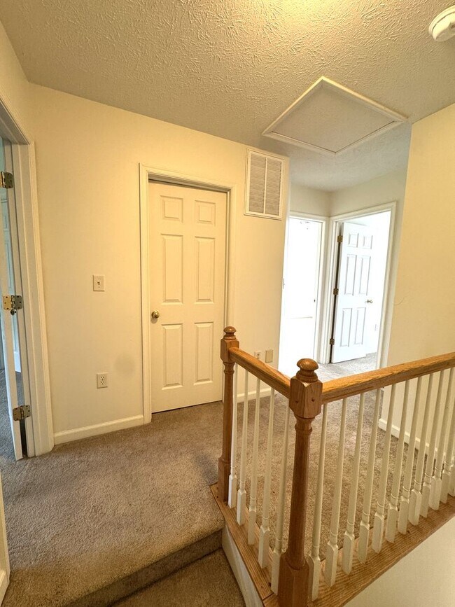 Building Photo - Taylor Spring Townhouse With Garage and Basement