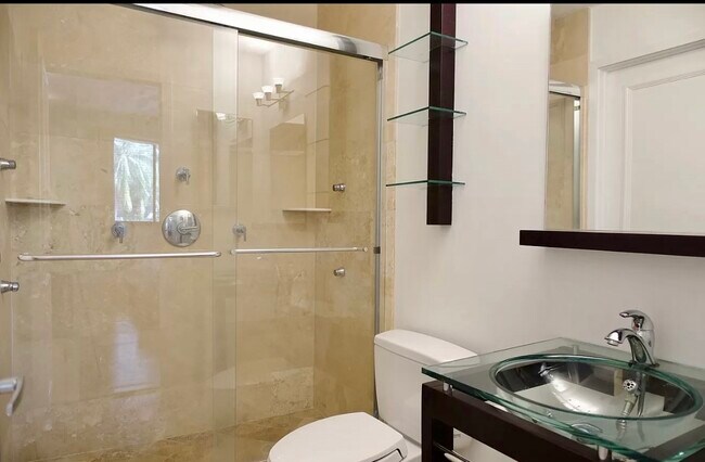 Building Photo - 540 Brickell Key Dr