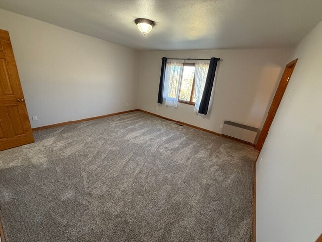 Building Photo - 3 Bed 2 Bath Large Semi-Rural Modern Beautiful Home