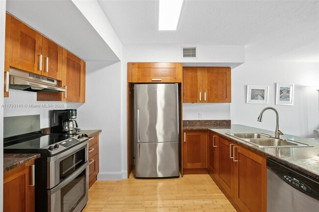 Building Photo - 9499 Collins Ave