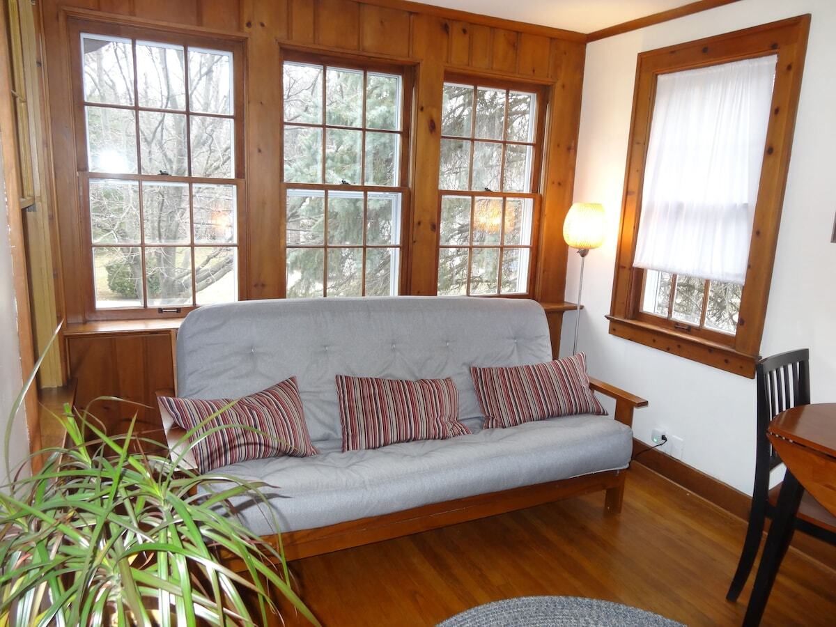 Den - 2001 Waite Ave