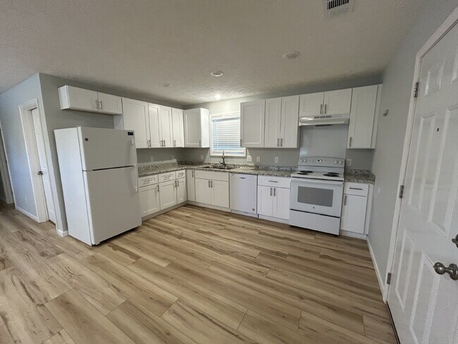 Building Photo - This charming 2-bedroom, 2-bath home is conveniently located directly across from East Elementary...