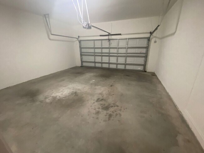 Building Photo - 4 Bedroom 2 Bath home in Winter Haven for RENT!