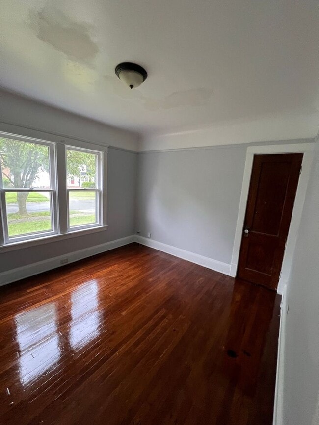 Building Photo - Fully Renovated 4 Bed Home in Cleveland He...