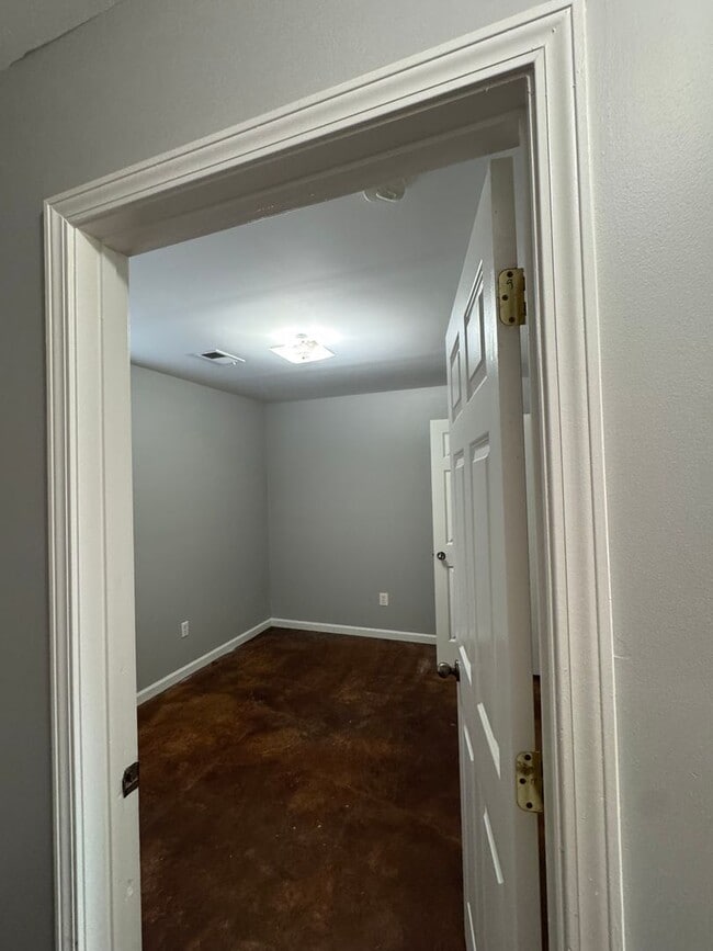 Building Photo - 100 Nikki Dr