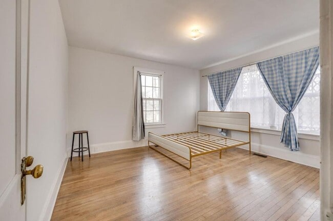 Building Photo - 818 5th St