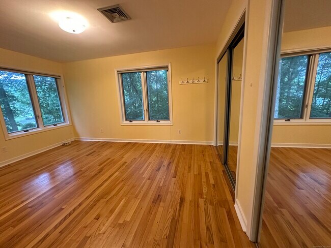 Building Photo - 451 Pine Tree Dr