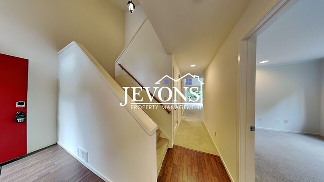 Building Photo - Top-floor 2-level condo with brand-new kit...
