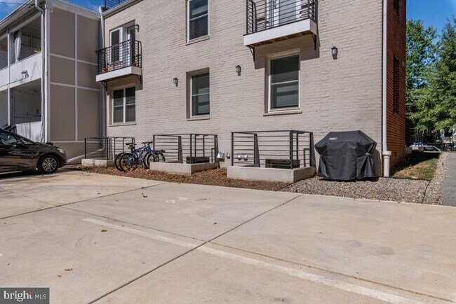 Building Photo - 3918 W St NW