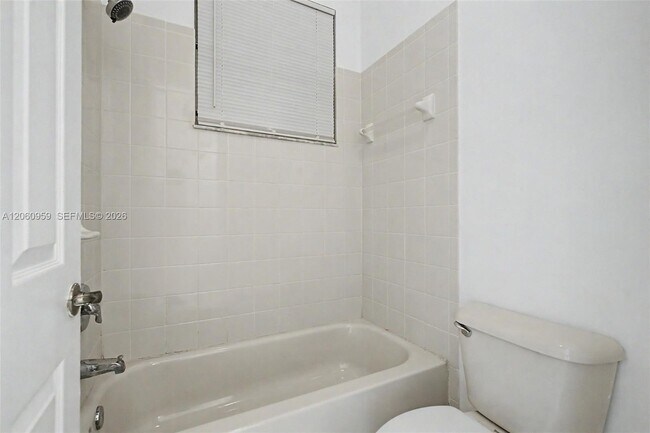 Building Photo - 975 NE 42nd Terrace