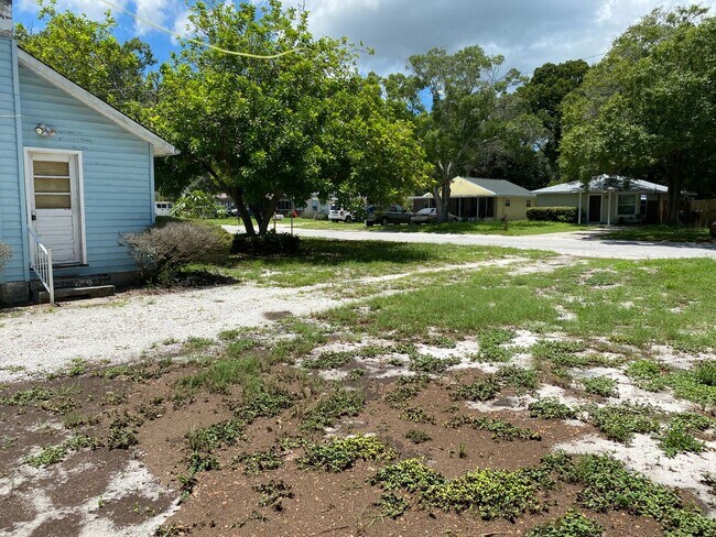 Building Photo - Amazing, Private 1/1 Located In Clearwater