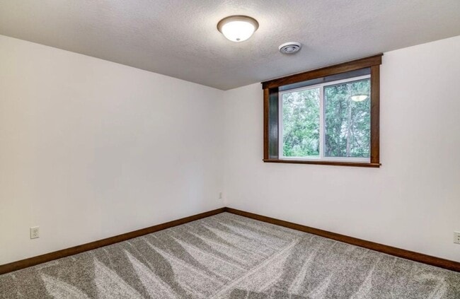 Building Photo - 971 Daisy Ln