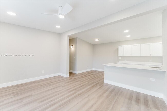 Building Photo - 1560 NE 42nd St