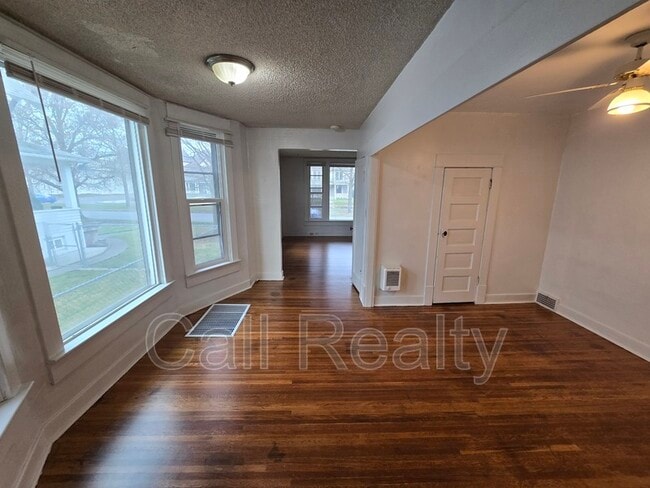 Building Photo - 1028 E Mission Ave