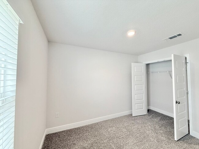 Building Photo - Coastal Townhome - Close To Beaches