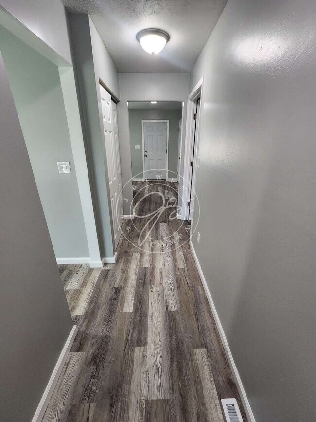 Building Photo - Fully updated like new inside! Central Air! Convenient location!