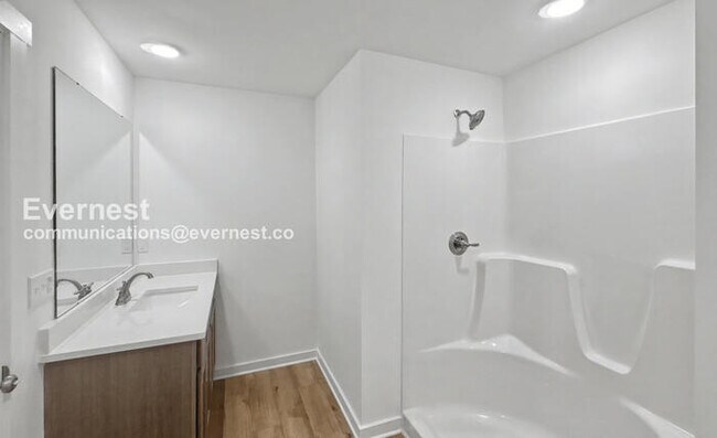 Building Photo - 3 Bed/3 Bath Townhome with Off-Street Parking / Pet-Friendly / Vouchers Accepted / Available Now!