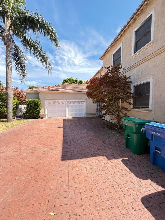 Building Photo - 738 Palmera Ct