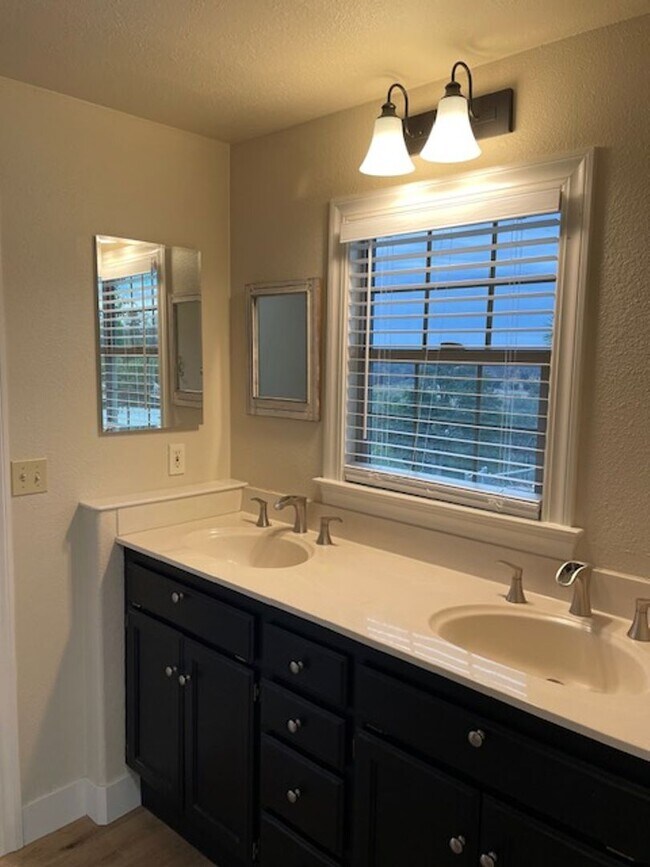 Building Photo - This Anderson Home is a Must See! Amazing Views of Lassen!