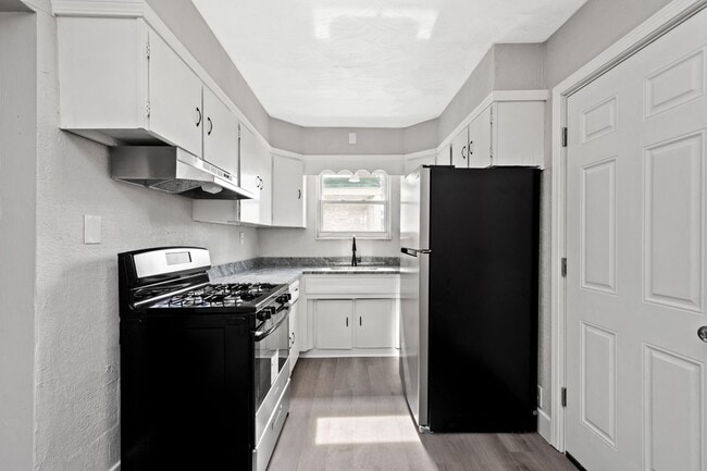 Primary Photo - SCORE 50% OFF 1ST MONTH'S RENT IF SIGNED BY DEC 12! Fresh 2 bedroom home in Myer Park available now!