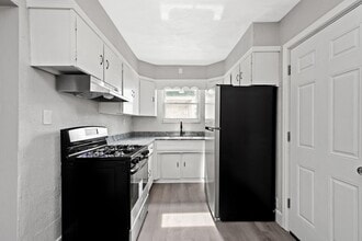 Building Photo - SCORE 50% OFF 1ST MONTH'S RENT IF SIGNED BY DEC 12! Fresh 2 bedroom home in Myer Park available now!