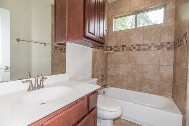 Building Photo - Spacious, Two Story, South Austin Condo!