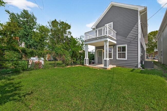 Building Photo - 714 Zoe St