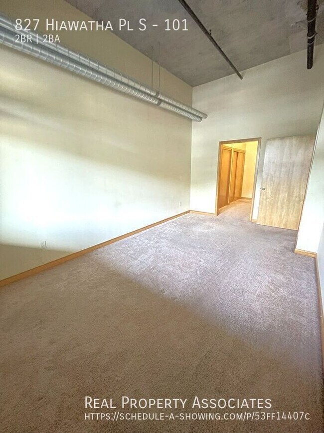 Building Photo - 827 Hiawatha Pl S