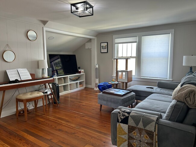 Building Photo - Updated 4 Bed 3 Bath Highlands Bungalow