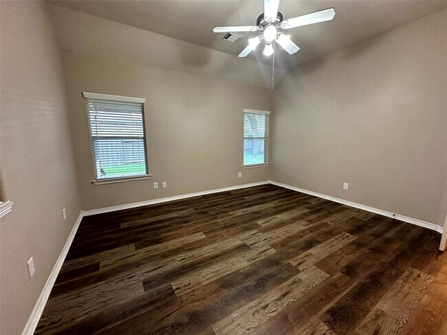 Building Photo - 2047 Lulach Ln