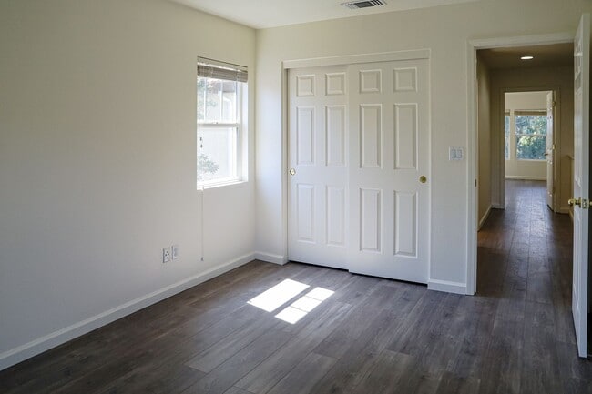 Building Photo - Beautiful and Spacious Home with Three Bedrooms Amazing Loft & Bonus Room!