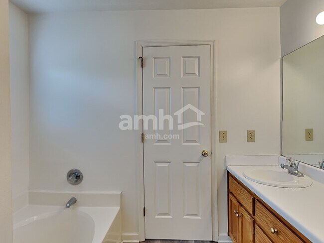 Building Photo - 129 Candle Woods Dr