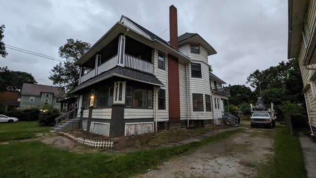 Building Photo - 4 Bedroom 1 Bathroom Triplex