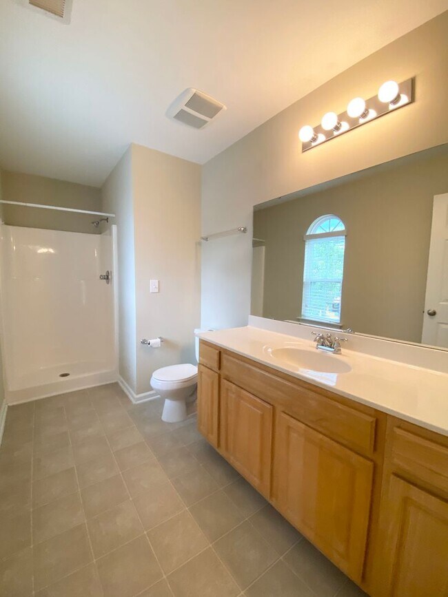 Building Photo - Beautiful 3 Bed 2.5 Bath House