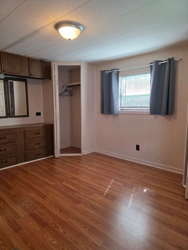 Building Photo - 3 Bedroom 1.5 Bath Mobile Home. Please read Description!