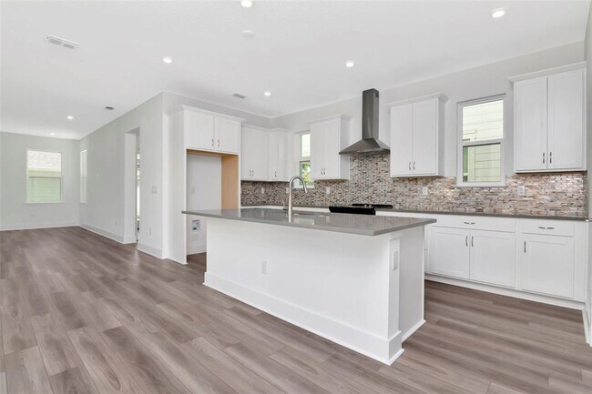 Building Photo - 402 E Oak Ave