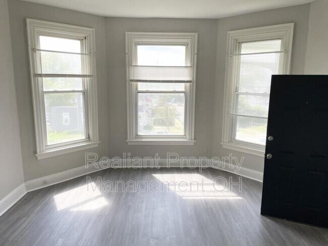 Building Photo - 2352 Harper Ave