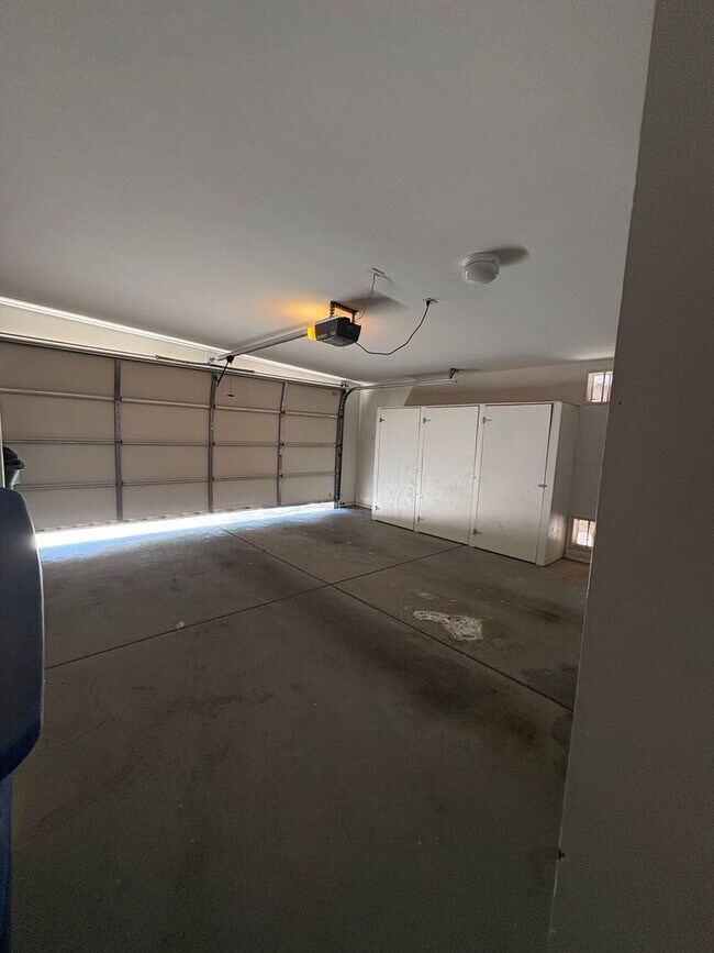 Building Photo - Well Maintained Home in  East Side Gated Community- 3Bd-A/C-Community Pools !!