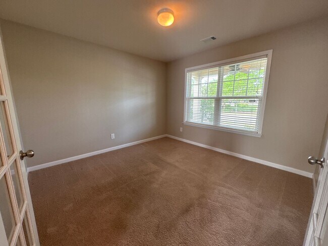 Building Photo - Well-Maintained 4BR Home in Lebanon | Great Location + Natural Light