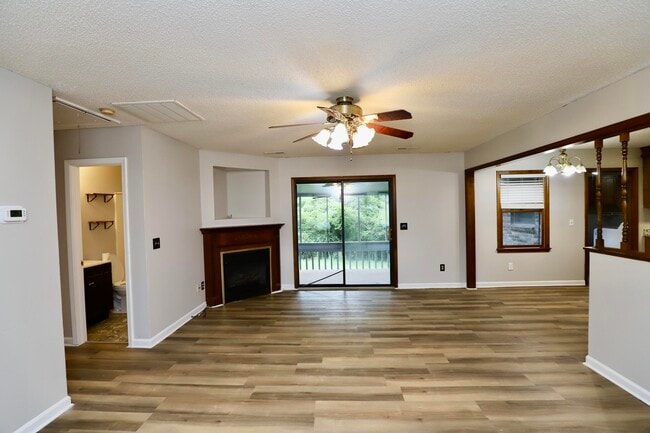Building Photo - 806 Club Ln
