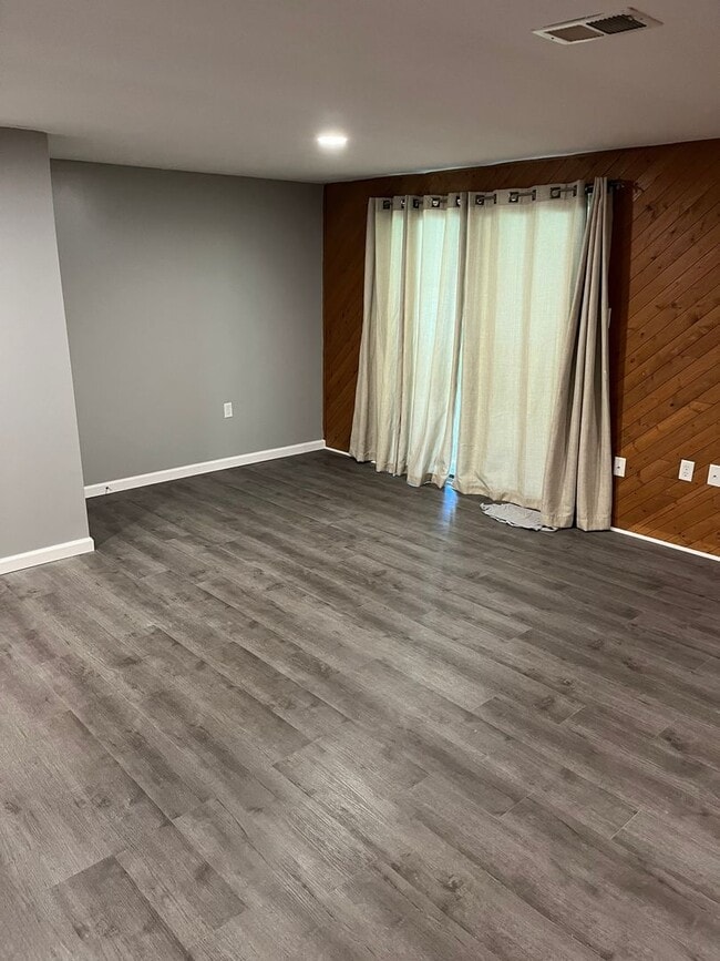 Building Photo - Beautiful 2 Bedrooms 2.5 Bathroom luxury 3 level Townhouse location in the Rockburn Commons Commu...