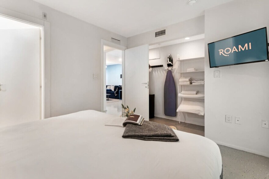 Building Photo - 250 Collins Ave