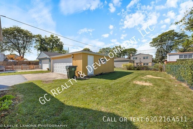 Building Photo - *** SCHOOL DISTRICT 25 / 3 BDRM -1.5 BTH /...