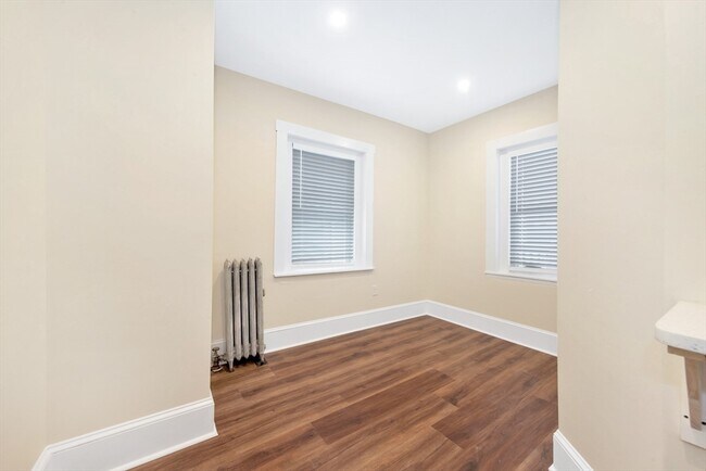 Building Photo - 107 School St