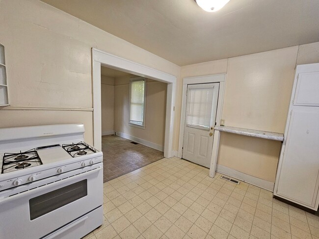 Building Photo - 397 Gilmore St