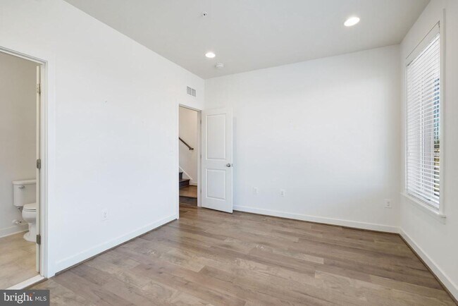 Building Photo - 16560 Crabbs Branch Way