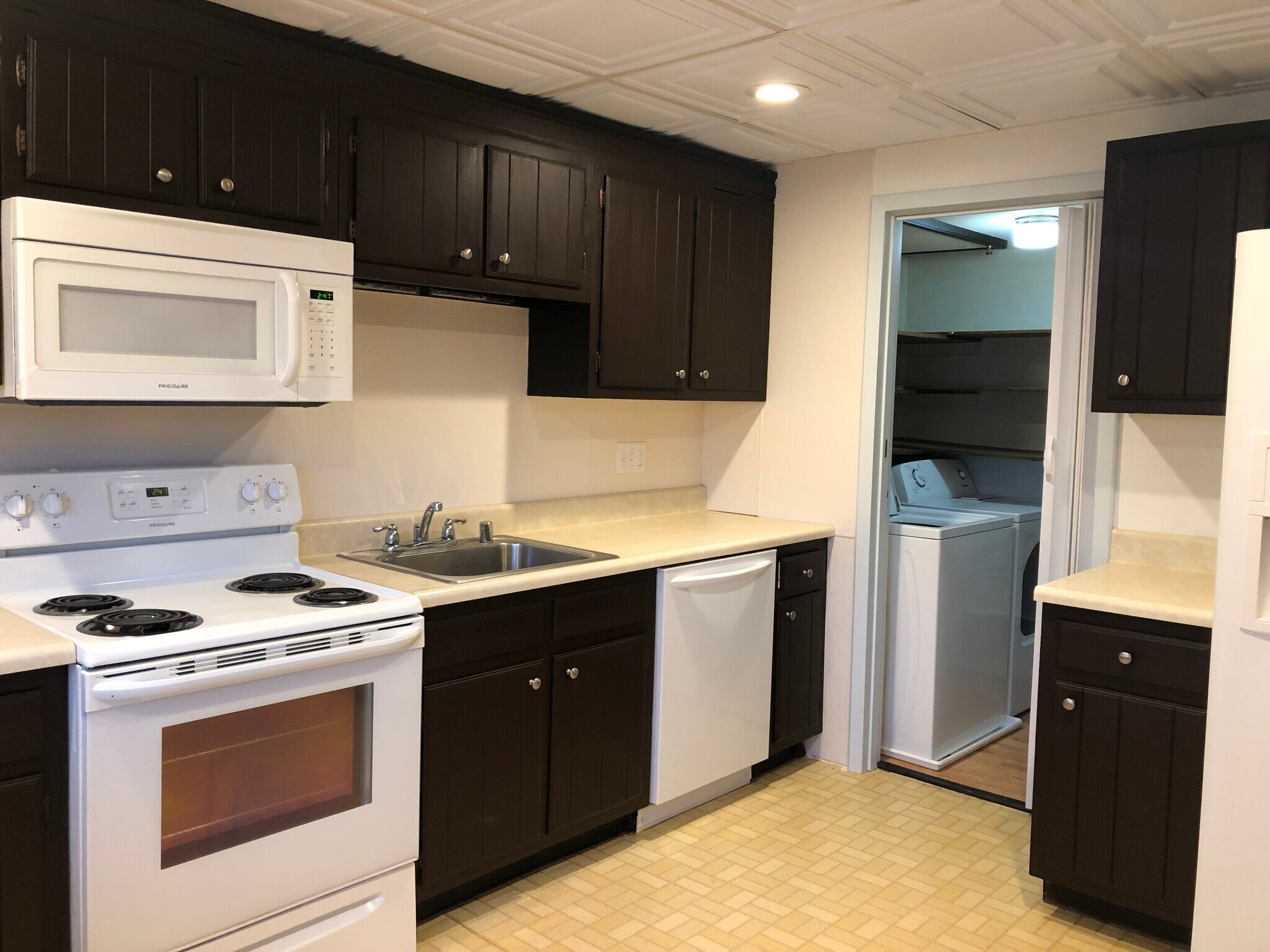 Building Photo - 570 Jamestown Ct